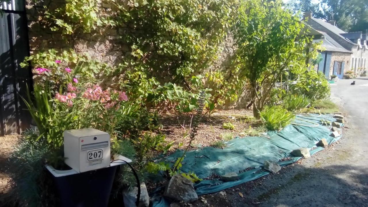 Bienvenue Chez Joelle Et Andre Au 207 Bed & Breakfast Balaze Bagian luar foto